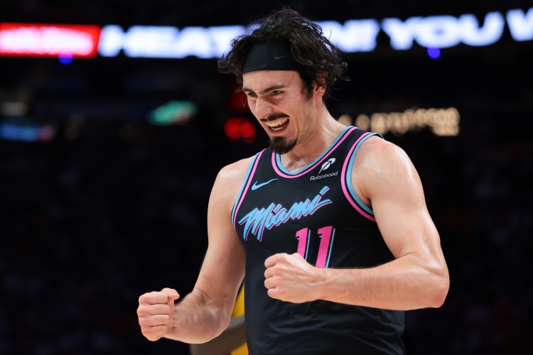 app下载-稳定输出！哈克斯本赛季至今第12次替补得到20+ 领跑全联盟